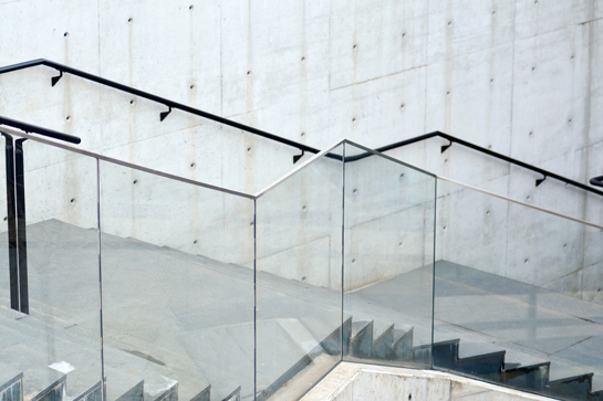 Garde-corps escalier en verre : guide d'installation et avantages