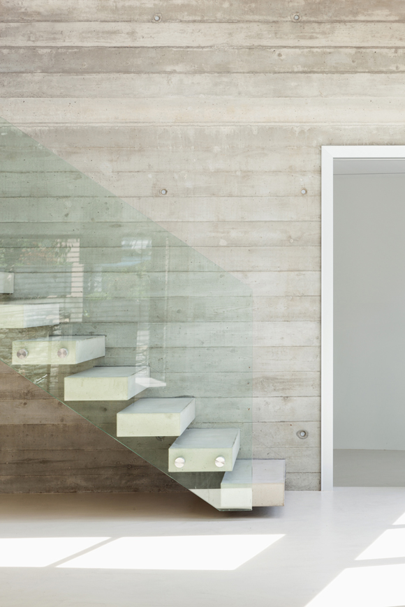 Escaliers modernes : la tendance des garde-corps en verre
