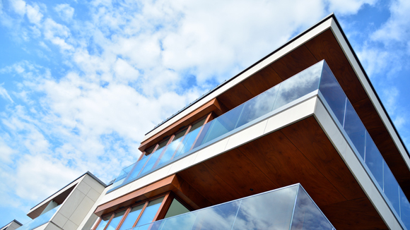 Garde-corps en verre pour balcons : allier esthétique et sécurité