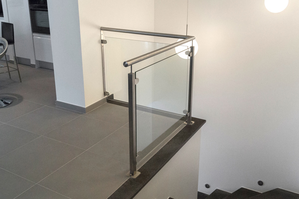 poteau carré inox pour garde corps verre mezzanine intérieur