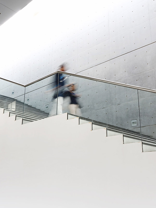 garde-corps escalier en verre feuillete espace public