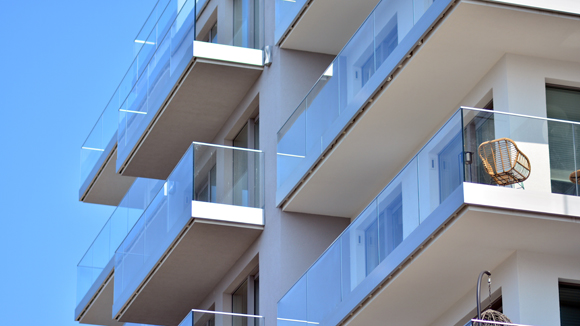 garde corps verre pour balcon immeuble pose en nez de dalle
