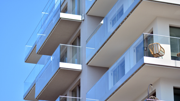 garde corps verre pour balcon immeuble pose en nez de dalle 