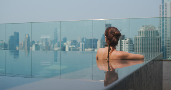 garde corps en verre pour piscine à débordement 