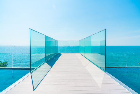 vue panoramique garde corps piscine en verre