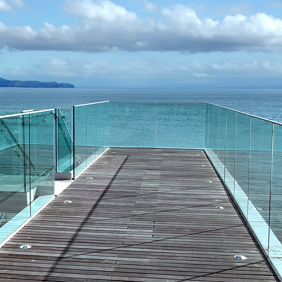 garde corps terrasse exterieur en verre bord de mer