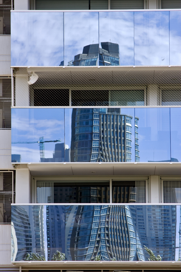 balcon immeuble en verre