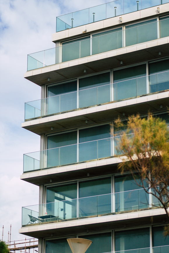 immeuble garde corps verre balcon