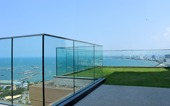 garde-corps verre balcon immeuble résidentiel moderne