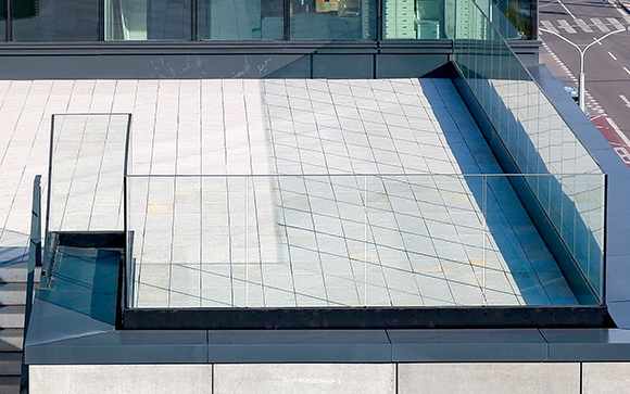 garde-corps en verre balcon exterieur pose anglaise